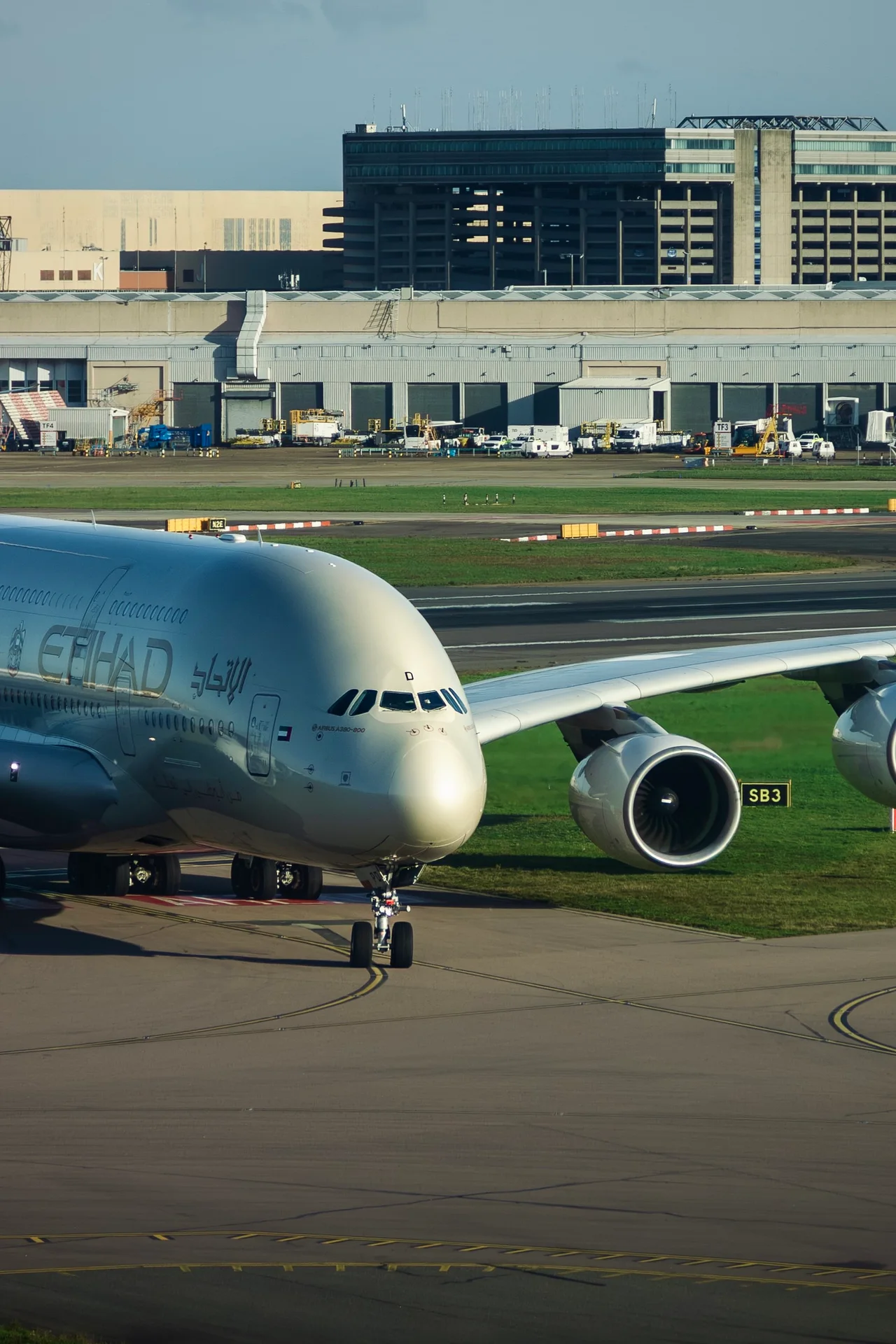Widebody approaching on the taxiway